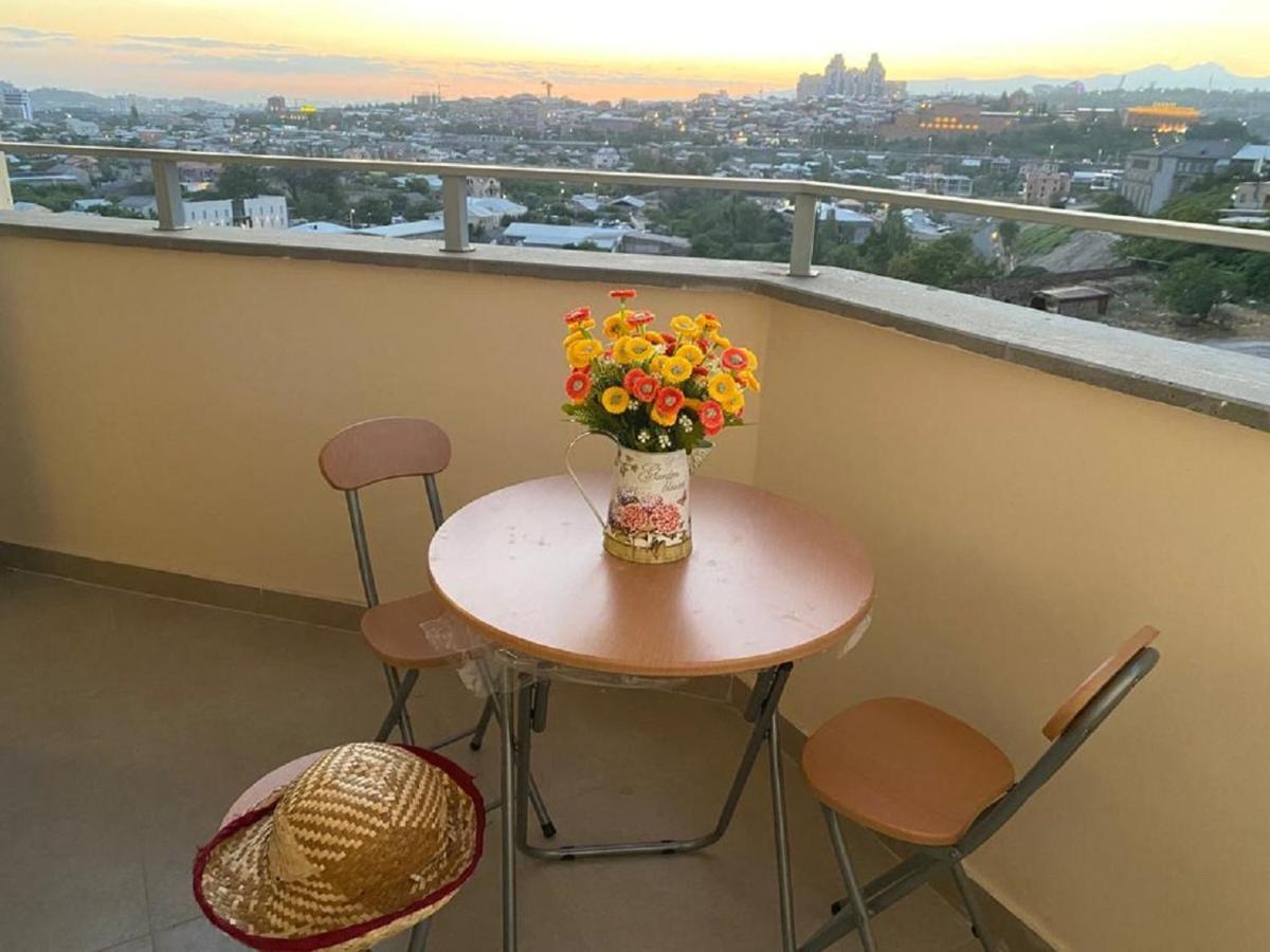 Beautiful Apartment With 3 Balconies In The Center Of Erivan Exterior foto