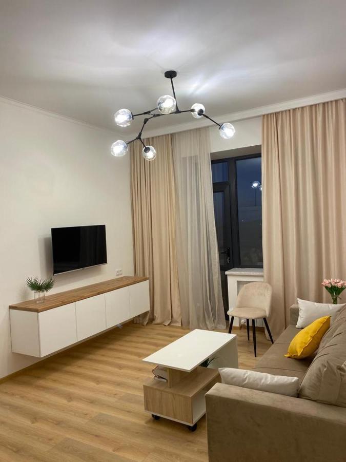 Beautiful Apartment With 3 Balconies In The Center Of Erivan Exterior foto